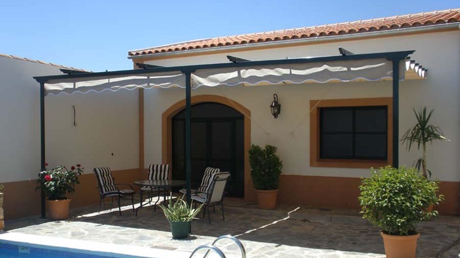 Pérgola instalada junto a la piscina de una vivienda