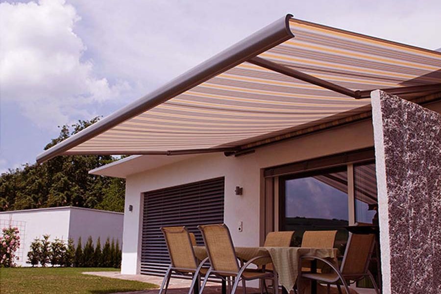 Instalación de una estructura de toldo de palillería sobre el patio de una vivienda