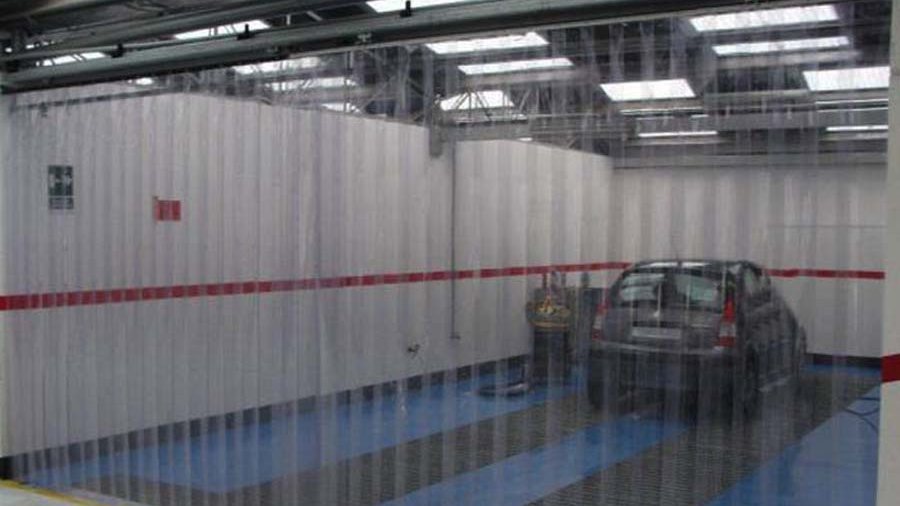 Cortina frigorífica de lamas transparentes instalada en el acceso a una nave