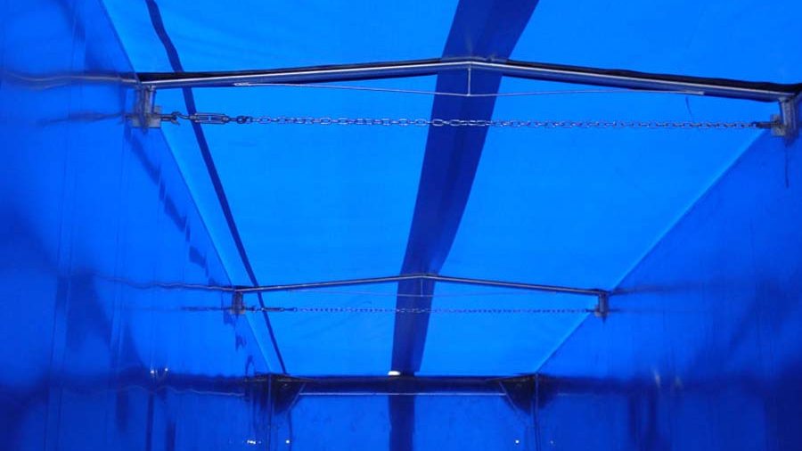 Lona azul confeccionada a medida instalada sobre la caja de un camión