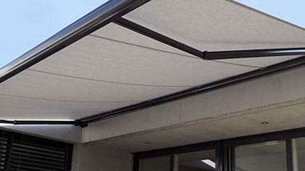 Toldo cofre con carcasa de aluminio instalado sobre una fachada