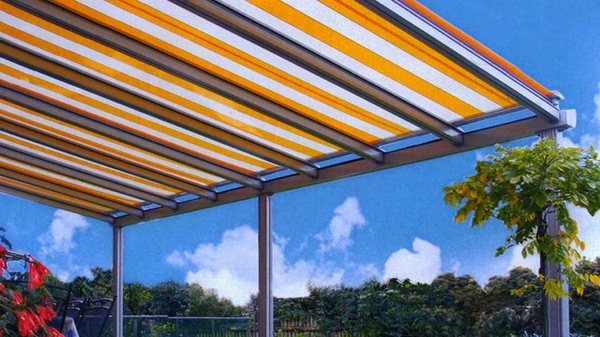 Toldo veranda sobre la cubierta acristalada de un porche