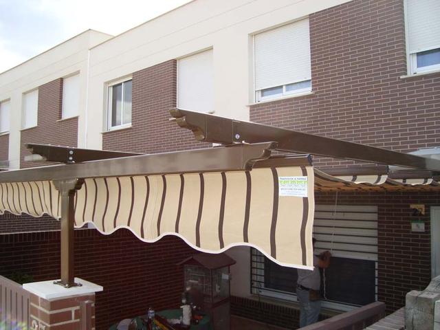 Pérgola en aluminio marrón con toldo 