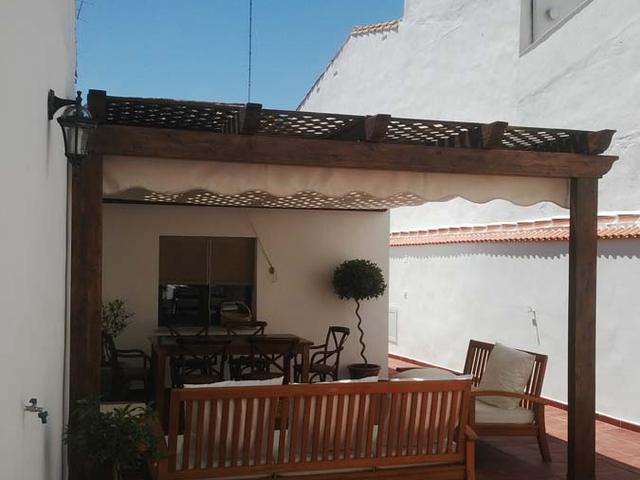Toldo de palillería con estructura de madera
