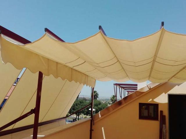 Toldo palillería con pérgola en burdeos