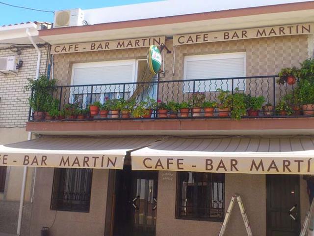 Toldos para fachada de bar