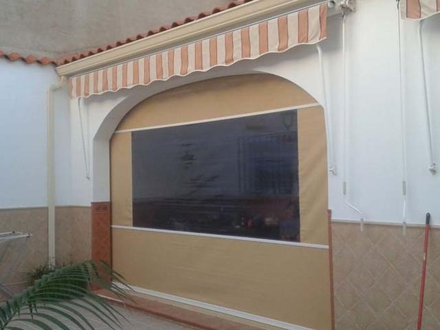 Toldo vertical con ventana