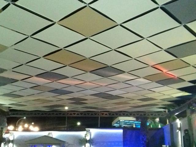 Toldo sombra con formas geométricas