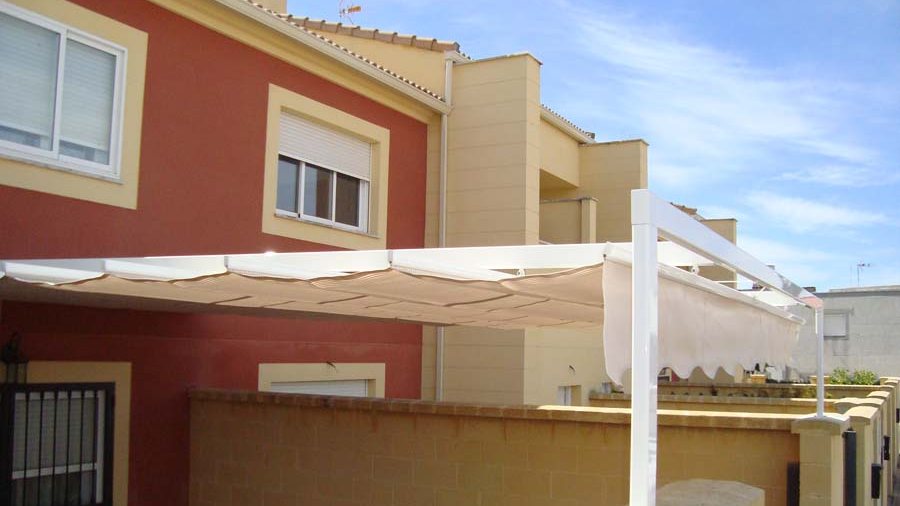 Toldo instalado sobre la fachada de una vivienda en la provincia de Badajoz